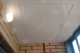 Отделка пола и потолка на балконе