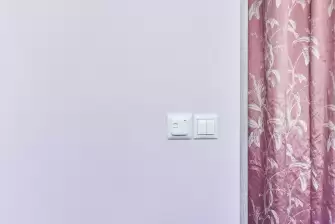 Объединение балкона с комнатой с отделкой и остеклением