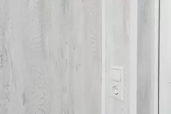 Отделка балкона в новостройке с эркерным остеклением Рехау 