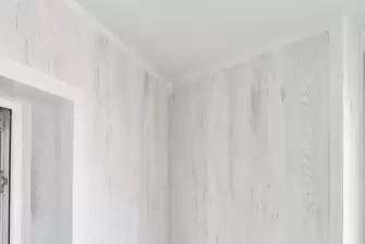 Отделка балкона в новостройке с эркерным остеклением Рехау 