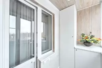 Отделка балкона ламинатом