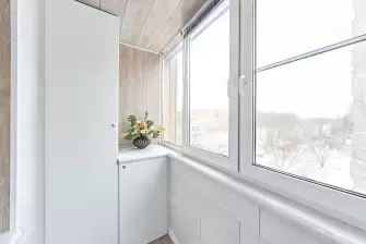 Отделка балкона ламинатом