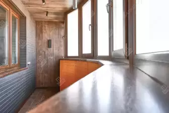 Отделка эркерной лоджии ламинатом и стеновым паркетом 