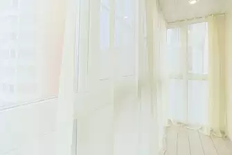 Объединение балкона с отделкой стеновым паркетом