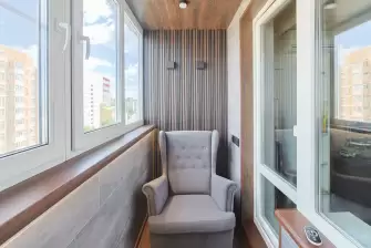 Отделка балкона декоративными рейками