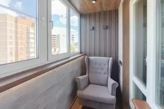 Отделка балкона декоративными рейками