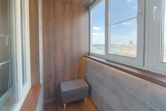 Отделка балкона декоративными рейками