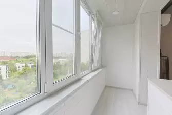 Объединение балкона с комнатой и отделка стеновым паркетом