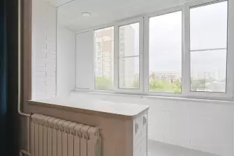 Объединение балкона с комнатой и отделка стеновым паркетом