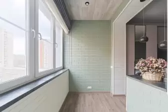 Комбинированная обшивка балкона в Москве