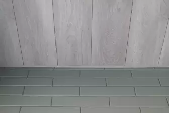 Комбинированная обшивка балкона в Москве