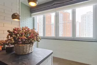 Комбинированная обшивка балкона в Москве