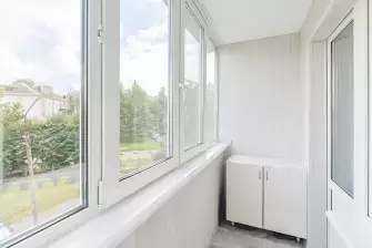 Двойная лоджия с ригелем и окном в подъезд