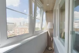 Отделка балкона Лодочка ламинатом