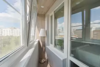 Отделка балкона Лодочка ламинатом