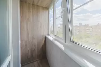 Отделка балкона Лодочка ламинатом