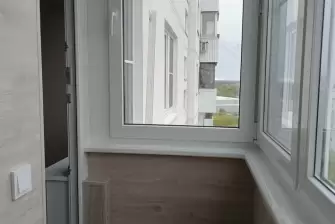 Отделка Г-образной лоджии кварцвинилом