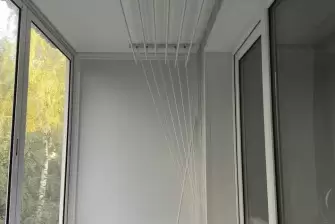 Сочетание ПВХ и кварцвинила в обшивке балкона