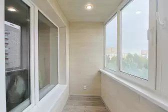 Отделка балкона ламинатом с боковым окном