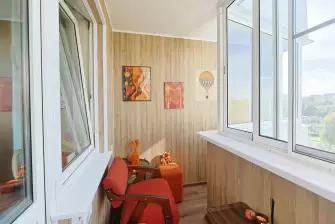 Отделка ПВХ панелями и холодное остекление на балконе