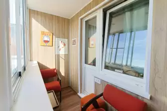 Отделка ПВХ панелями и холодное остекление на балконе