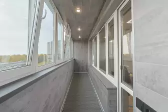 Отделка балкона ламинатом с террасной доской на полу