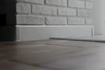 Облицовка П-образного балкона искусственным камнем с утеплением