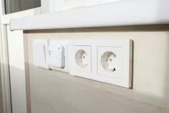 Отделка балкона ламинатом в светлых тонах