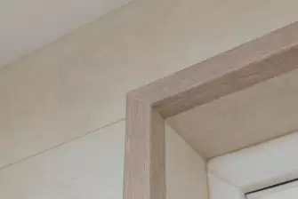 Отделка балкона ламинатом в светлых тонах