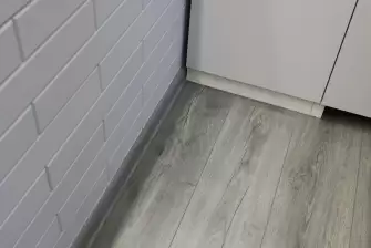  Отделка лоджии ламинатом с боковым окном