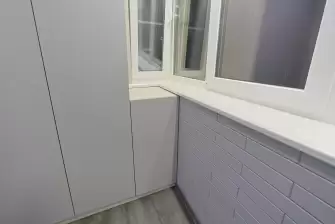  Отделка лоджии ламинатом с боковым окном