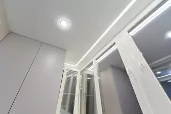  Отделка лоджии ламинатом с боковым окном