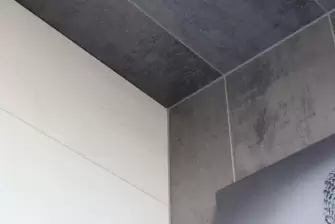 Отделка балкона ламинатом двух цветов