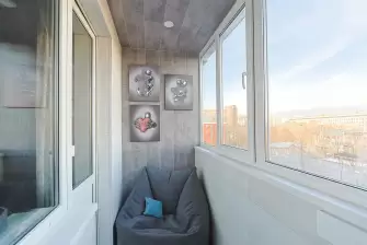 Отделка балкона ламинатом двух цветов