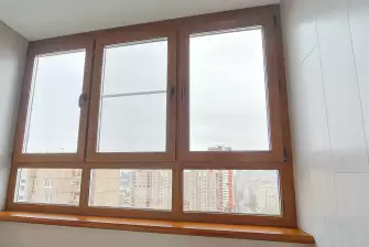 Установка мебели на балконе с рабочей зоной