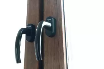 Установка мебели на балконе с рабочей зоной