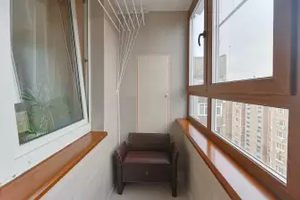 Установка мебели на балконе с рабочей зоной