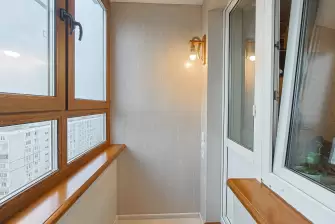 Установка мебели на балконе с рабочей зоной