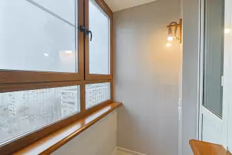 Установка мебели на балконе с рабочей зоной