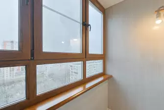 Установка мебели на балконе с рабочей зоной