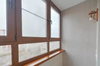 Установка мебели на балконе с рабочей зоной