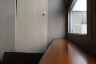 Установка мебели на балконе с рабочей зоной