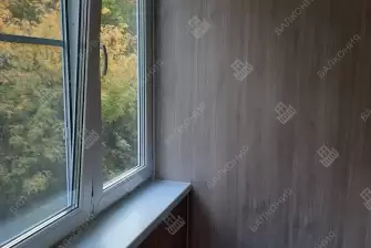Отделка балкона под ключ ламинатом и натяжным потолком