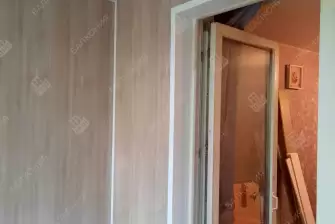 Отделка балкона под ключ ламинатом и натяжным потолком