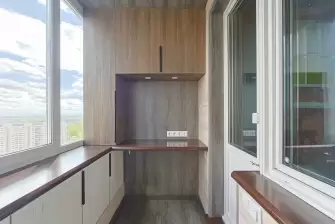 Отделка балкона под ключ ламинатом и натяжным потолком