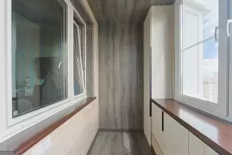 Отделка балкона под ключ ламинатом и натяжным потолком