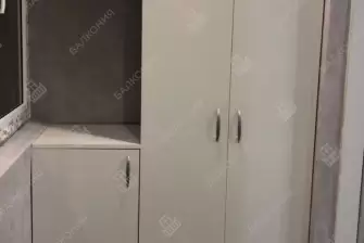 Отделка балкона гипсокартоном и ламинатом с установкой шкафа и тумбы