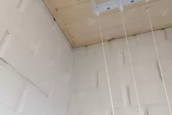 Отделка стен и потолка на балконе