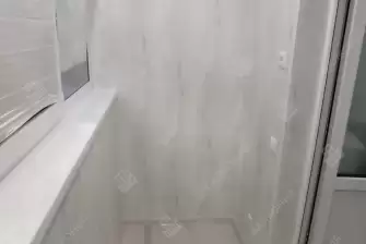 Отделка пола и потолка на балконе в кирпичном доме индивидуальной планировки