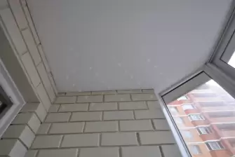 Отделка балкона Лодочка под ключ с холодным остеклением